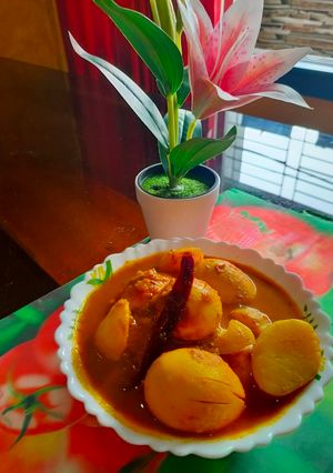নতুন আলু দিয়ে ডিমের ঝোল (notun aloo dimer jhol recipe in Bengali) রেসিপির প্রধান ছবি