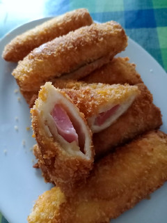 Foto resep Risol roti tawar isi sosis keju mozzarella dgn saos & mayonaise