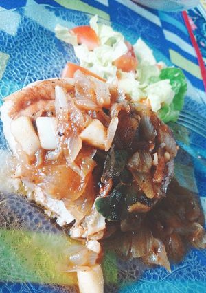 Una foto de Chuleta de jamón de cerdo con salsita de cebolla y ajo