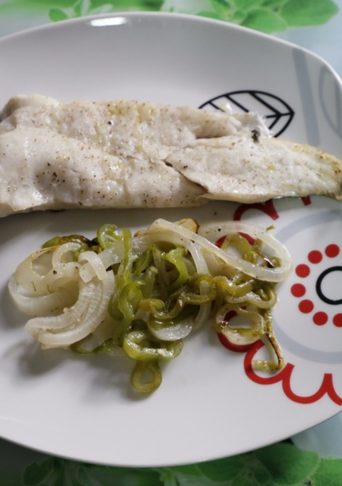 Una foto de Merluza al horno con guarnición de verduras