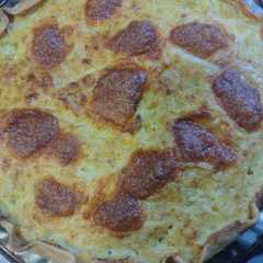 Una foto de Tarta de zucchini, cebolla, alioli y queso