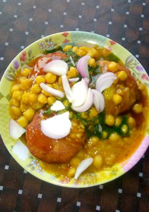 A picture of Tikki chole chat.