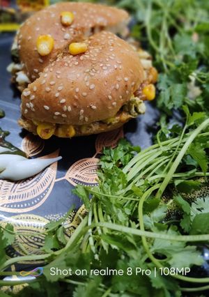 मसाला स्वीट कॉर्न बर्गर (masala sweet corn burger recipe in Hindi) रेसिपी मुख्य फोटो
