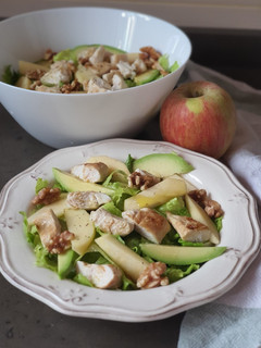 Una foto de Ensalada de pollo, aguacate y nueces
