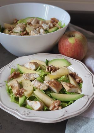 Una foto de Ensalada de pollo, aguacate y nueces