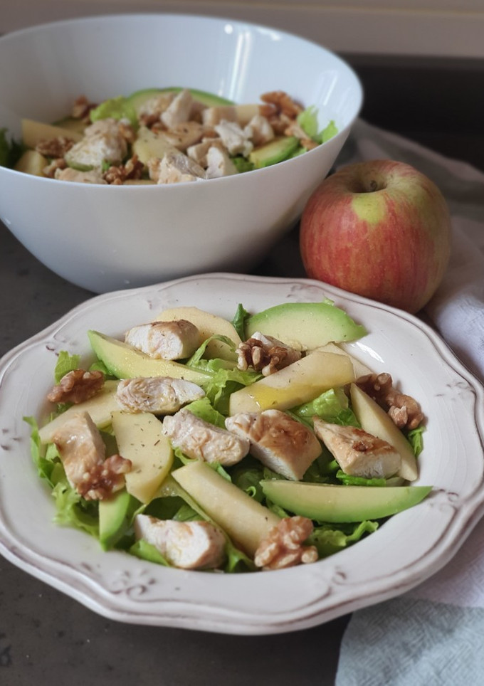Una foto de Ensalada de pollo, aguacate y nueces