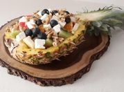 Una foto de ensalada de palmitos con piña