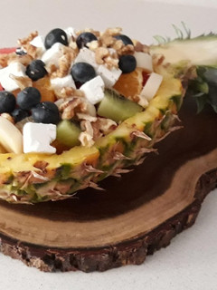 Una foto de Ensalada de frutas en piña