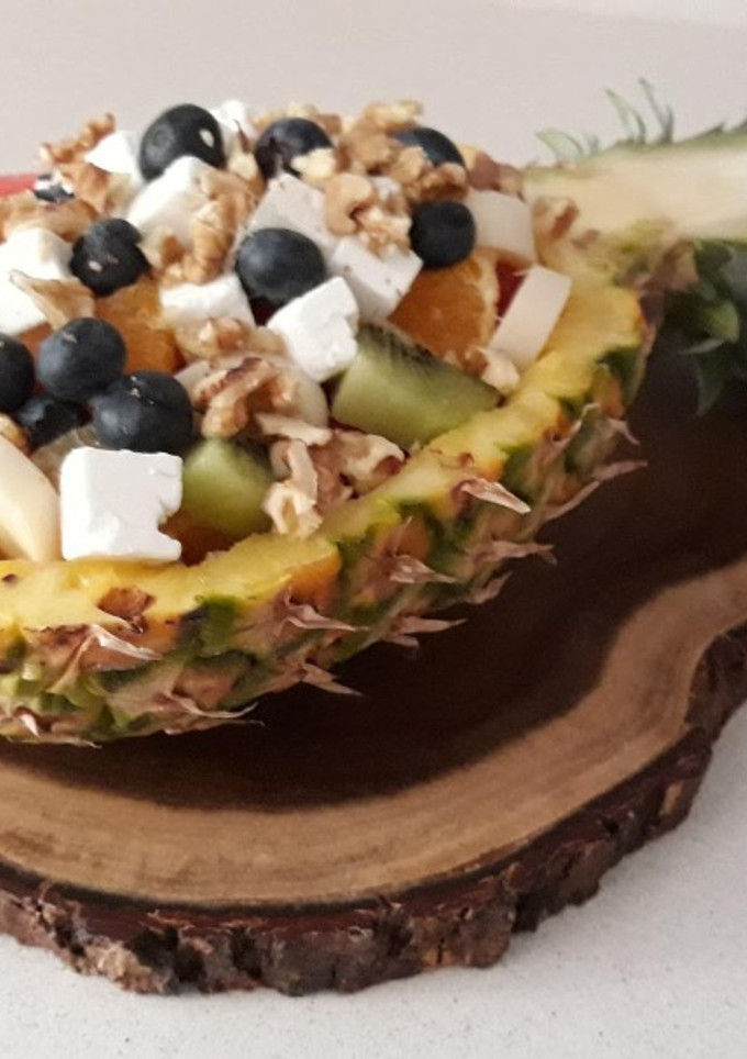 Una foto de Ensalada de frutas en piña