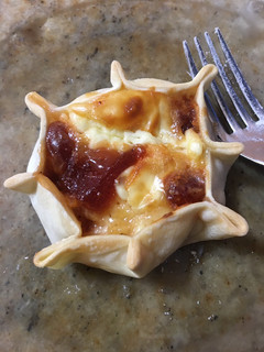 Una foto de Canastitas de queso y dulce