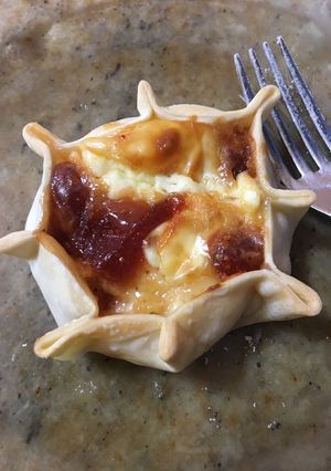 Una foto de Canastitas de queso y dulce