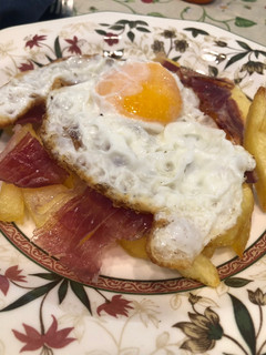 Una foto de Huevos rotos con jamón