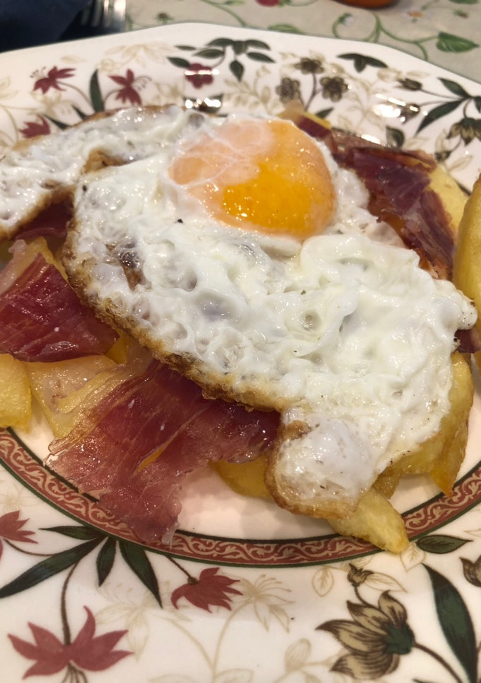 Una foto de Huevos rotos con jamón