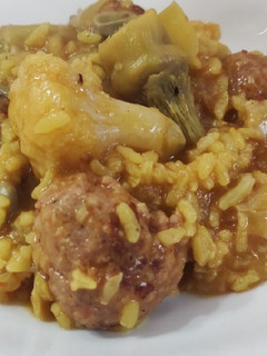 Una foto de Arroz con albóndigas, alcachofas y otras verduras de temporada🍲