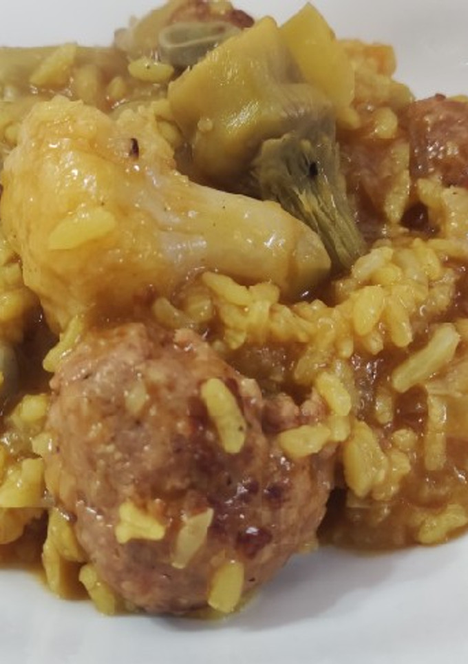 Una foto de Arroz con albóndigas, alcachofas y otras verduras de temporada🍲