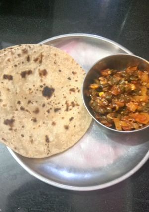 રોટલી (Rotli Recipe In Gujarati) રેસીપી મુખ્ય ફોટો