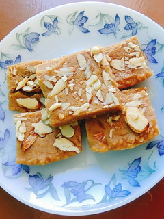 गुड़ पापड़ी (Gur papdi recipe in hindi) रेसिपी मुख्य फोटो