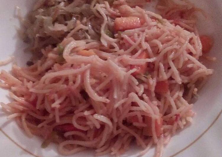 Carrot spaghetti with steamed cabbage