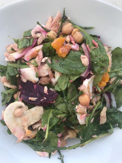 Una foto de Ensalada de espinaca con bonito del norte
