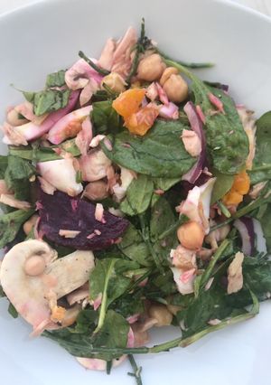 Una foto de Ensalada de espinaca con bonito del norte