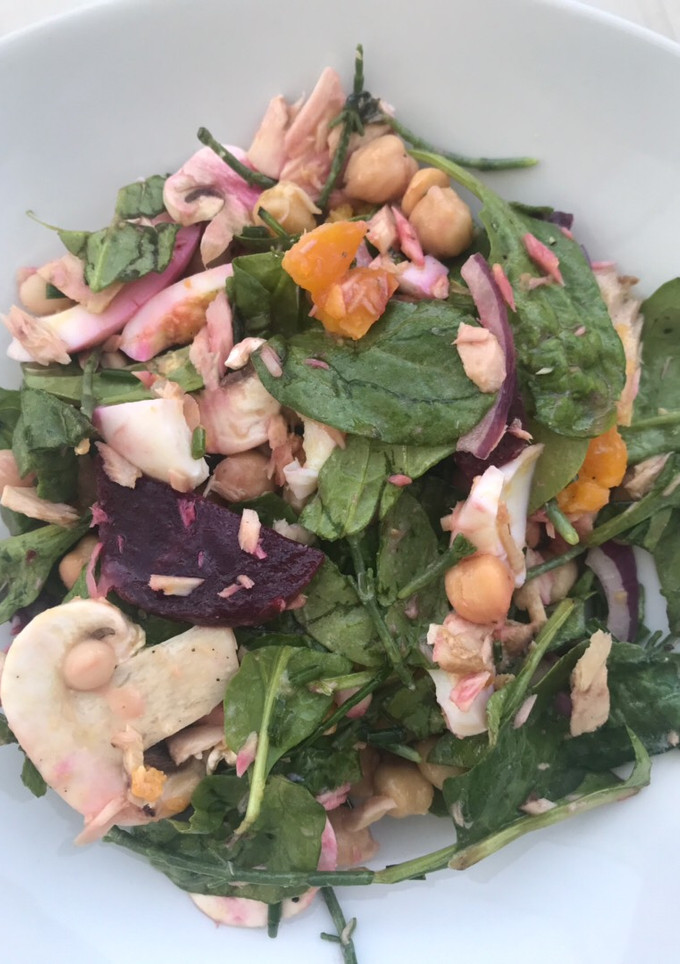 Una foto de Ensalada de espinaca con bonito del norte
