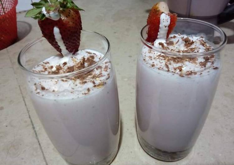 Steps to Make Homemade Strawberry shake