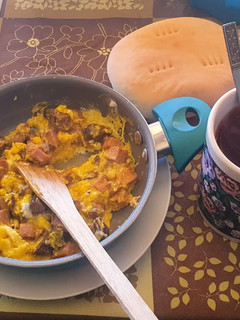 Una foto de Huevos con carne asada