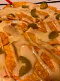 Nachos con queso raclette y pepinillos