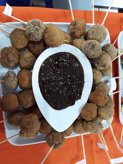 Una foto de Albóndigas fritas acompañadas de salsa bbq
