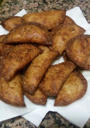 Una foto de Empanadillas de atún con sofrito y huevo duro