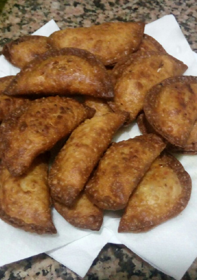 Una foto de Empanadillas de atún con sofrito y huevo duro