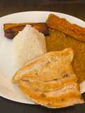 Arvejitas con filete de pollo y maduro frito