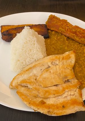 Una foto de Arvejitas con filete de pollo y maduro frito