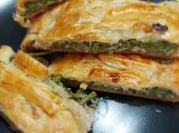Una foto di strudel salato prosciutto e formaggio