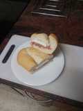 Bocadillo de jamón serrano, queso fresco y tomate