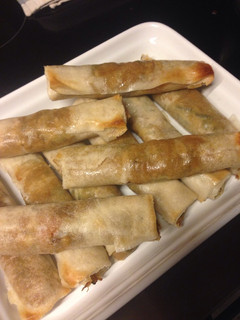 Una foto de Rollitos de pasta brick con verduras al wok