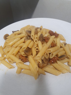 Una foto de Macarrones con chistorra y champiñones