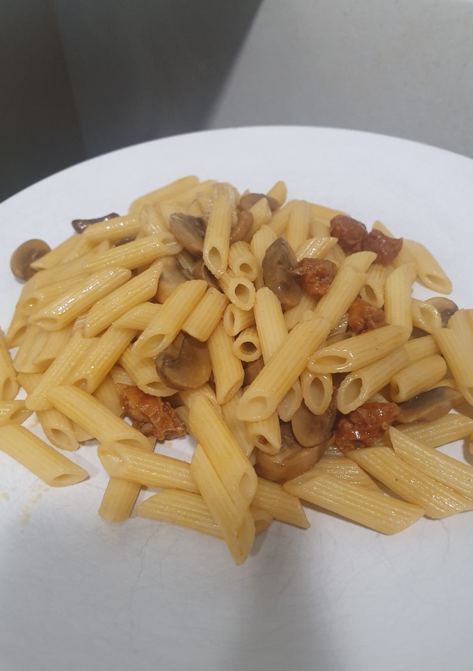 Una foto de Macarrones con chistorra y champiñones