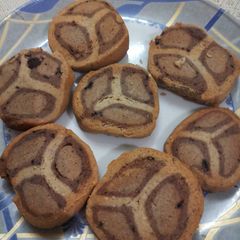 A picture of Wheat flour Cookies in Almond and chocolate flavour.