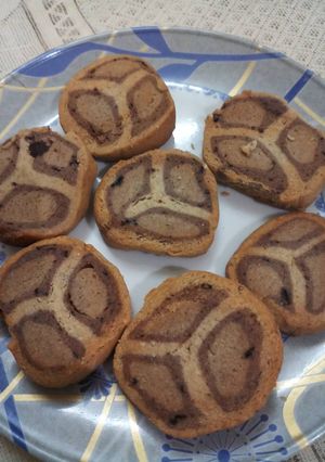 A picture of Wheat flour Cookies in Almond and chocolate flavour.