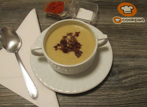 Spárgakrémleves bacon chipsel recept fotója