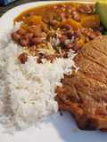 Arroz blanco y habicuelas con guisado