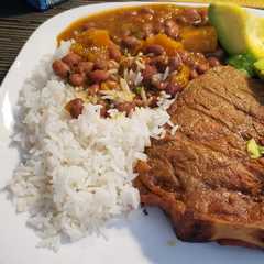 A picture of Arroz blanco y habicuelas con guisado.