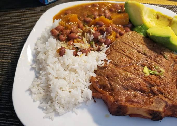 Arroz blanco y habicuelas con guisado