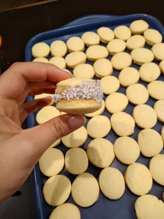 Una foto de Alfajores de maicena😋