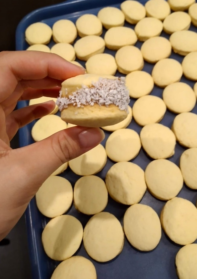 Una foto de Alfajores de maicena😋