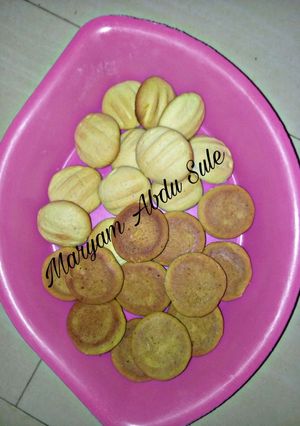 A picture of Homemade plain cookies.