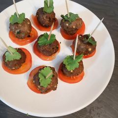A picture of Kachay qeeme kay kabab balls.