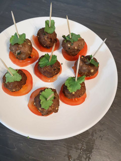 A picture of Kachay qeeme kay kabab balls.