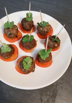 A picture of Kachay qeeme kay kabab balls.